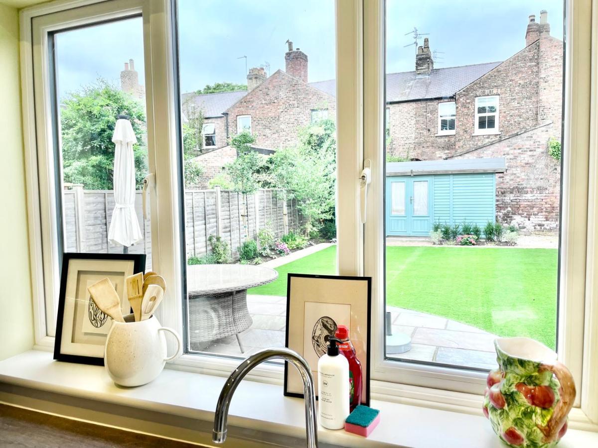 Central Townhouse With Free Off Road Parking And Garden York Exterior photo
